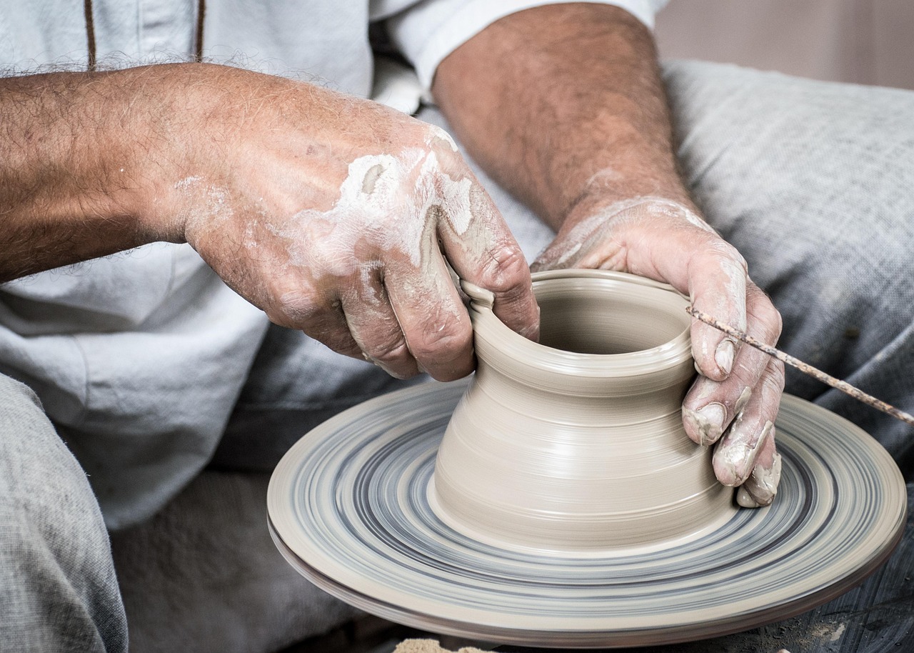 Ambachtelijke tegels in traditionele werkplaats. Ambachtelijke tegels in traditionele werkplaats.