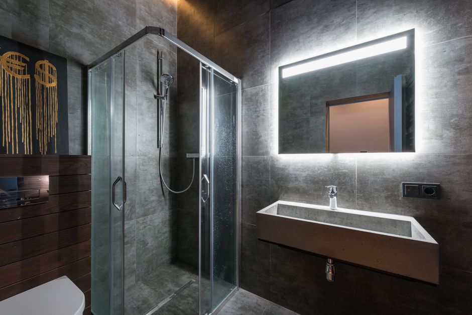 Moderne betonnen douche met glazen wanden. Moderne betonnen douche met glazen wanden.
