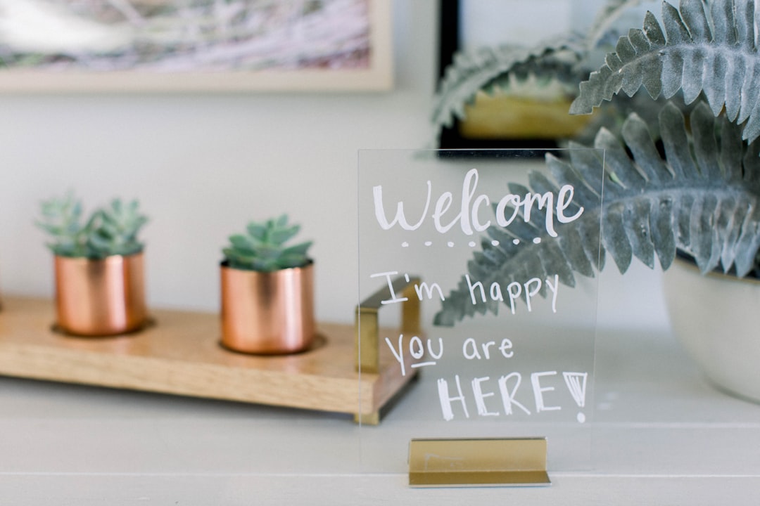 DIY plexi geboortebord met verfmaterialen. DIY plexi geboortebord met verfmaterialen.