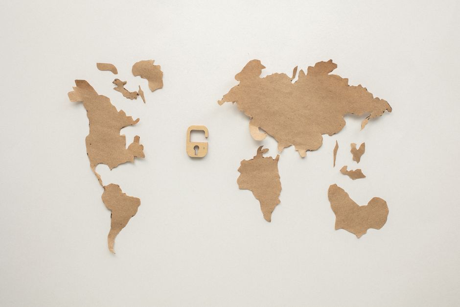 Modern interieur met stijlvolle wereldkaart wanddecoratie.
