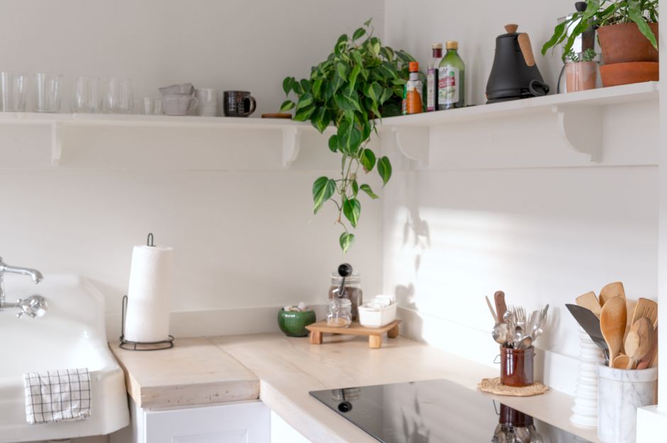 Heldere blauwgroene tinten maken keuken levendig. Heldere blauwgroene tinten maken keuken levendig.