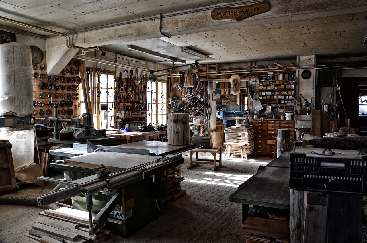 Ambachtelijke gordijnenmaker werkt in lokaal atelier Ambachtelijke gordijnenmaker werkt in lokaal atelier