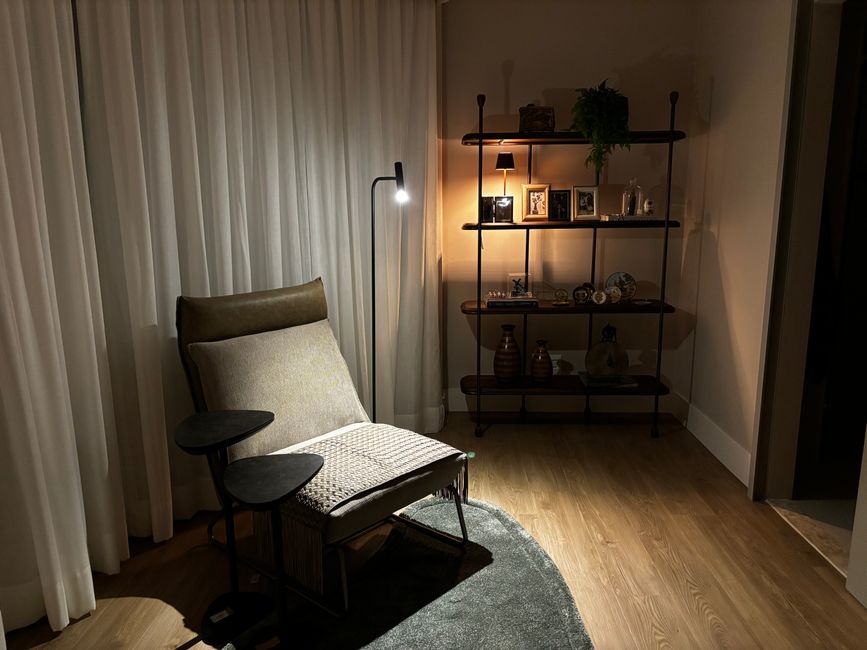 Decoratieve plantenstandaard in artistieke hoek. Decoratieve plantenstandaard in artistieke hoek.
