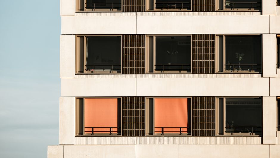 Moderne jaloezieën met adaptieve verlichtingstechnologie. Moderne jaloezieën met adaptieve verlichtingstechnologie.