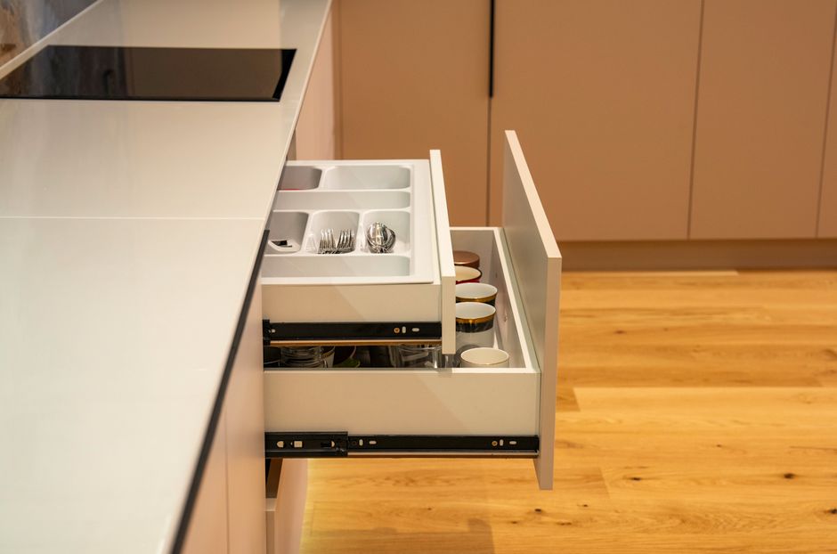 Keuken met moderne kurkvloer en houten meubels. Keuken met moderne kurkvloer en houten meubels.
