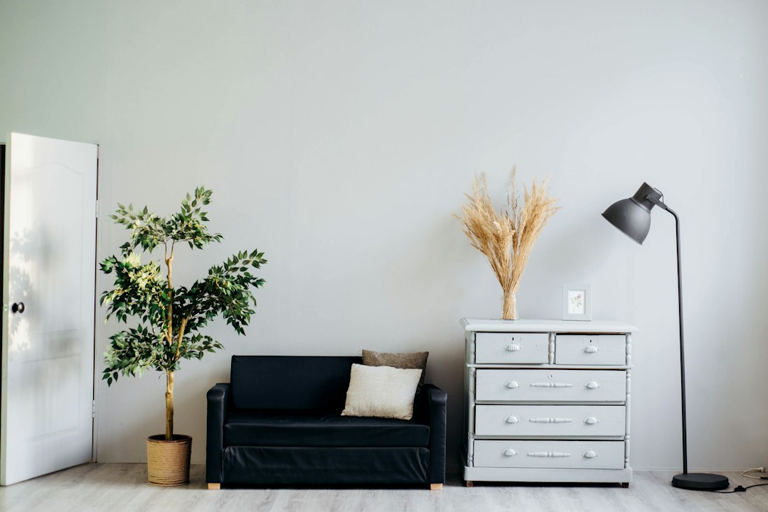 Rond Scandinavisch tapijt in duurzame woonkamer. Rond Scandinavisch tapijt in duurzame woonkamer.