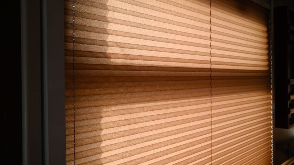 Moderne energiebesparende blindering sluit herfstweer buiten.