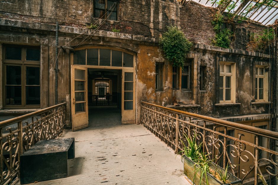 Moderne binnenhof voorzien van glazen schuifdeuren. Moderne binnenhof voorzien van glazen schuifdeuren.