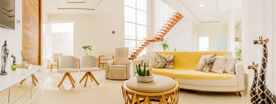 Stijlvolle slaapkamer met kleurrijk giraffe kunstwerk. Stijlvolle slaapkamer met kleurrijk giraffe kunstwerk.